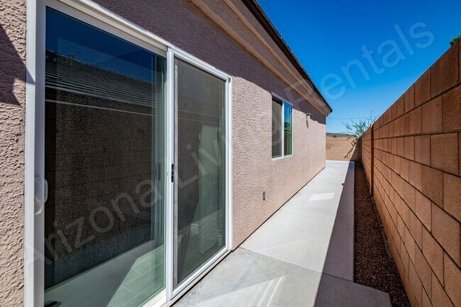 Building Photo - DON'T MISS THIS THREE BEDROOM TOWNHOUSE IN A PRIME LOCATION