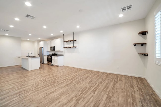 Building Photo - 849 E Sunset Rd