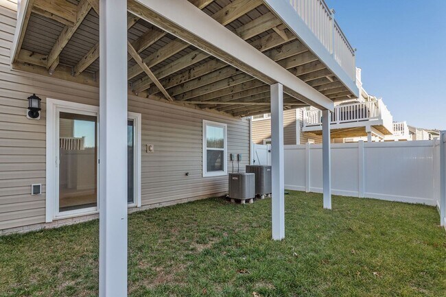 Building Photo - Massive 4 BR/2 Full BA & 2 Half BA EOG Tow...