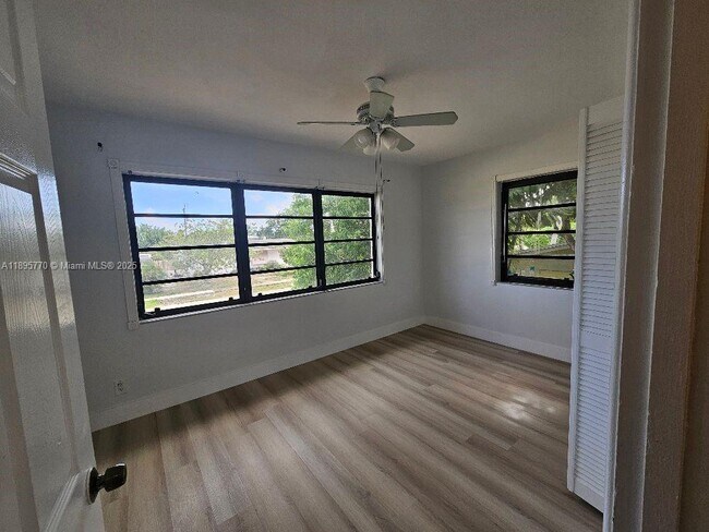 Building Photo - 1419 Crest Dr