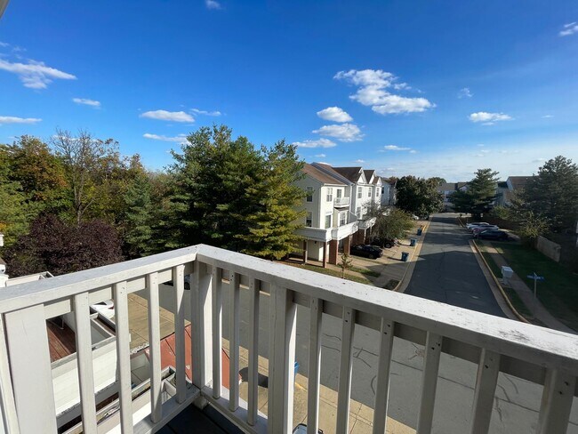 Building Photo - Beautiful 3 Bed 2.5 Bath Interior Townhome In Ashburn Village