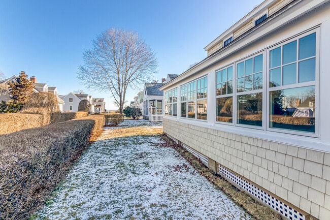 Building Photo - 121 Overshore Dr W