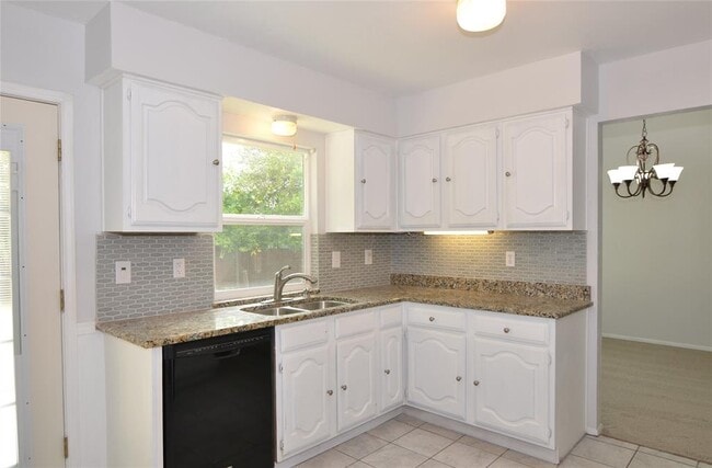 Building Photo - 3806 Pine Ct