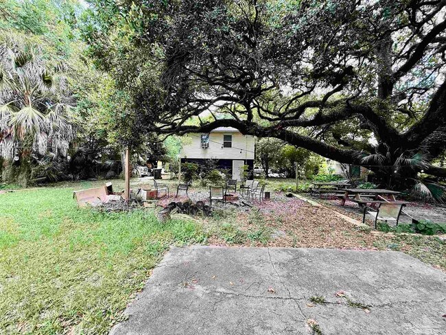 Building Photo - 2624 W De Soto St
