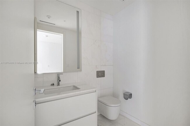 Building Photo - 300 Biscayne Blvd Way