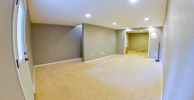 Building Photo - 3D Tour Available - West-Side Townhome + W...