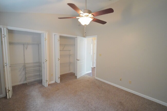 Building Photo - 3 Bed / 2 Bath with Large Yard/Garage in Bucklake area!