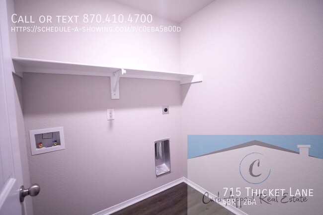 Building Photo - 715 Thicket Ln