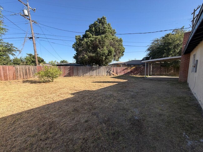 Building Photo - Newley Remodeled 3 BD 2 BA house with Big lot in SW Bakersfield