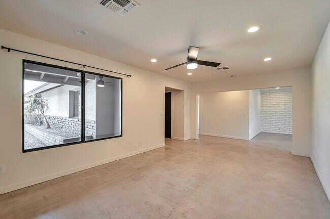 Building Photo - 6-Bedroom, 3-Bath Tempe Home with Pool, Bar & Prime Location