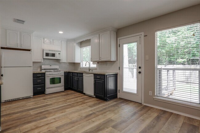 Building Photo - 31 Maywind Ct