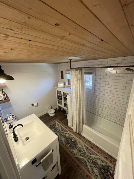 Building Photo - 202 E Rosebud Ave