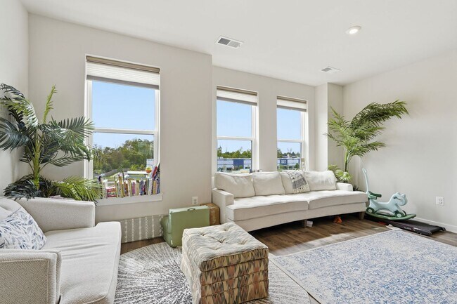 Building Photo - Perfectly positioned near the vibrant shopping and dining destination of One Loudoun, this reside...