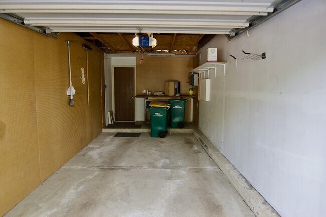 Building Photo - 1047 Auburn Ln