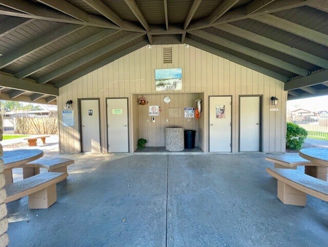 Building Photo - 6610 S Lakeshore Dr