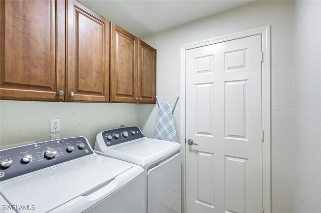 Building Photo - 832 Tanbark Dr