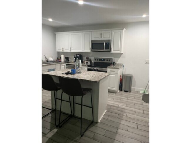 Building Photo - Annual Unfurnished! 1 Bedroom 1 bath SW Cape! Available Now!
