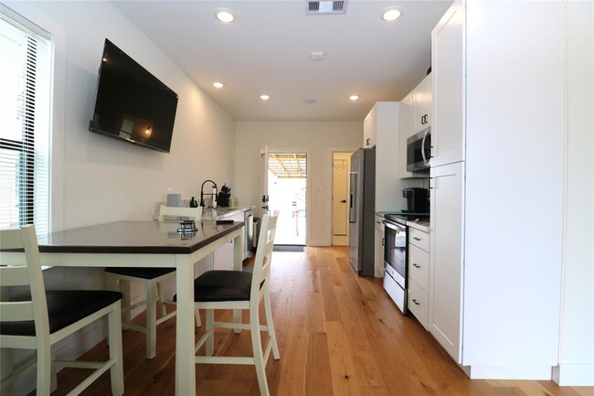 Building Photo - 5506 Ave Q 1/2