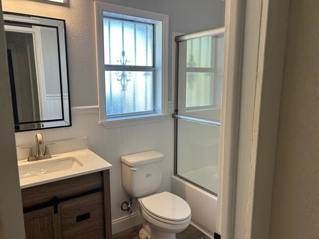 Building Photo - 5 Bedroom Home Close to Downtown