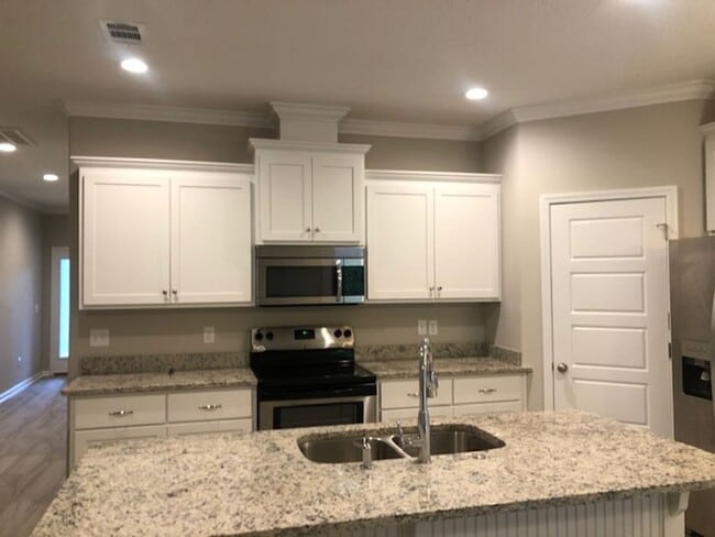 Building Photo - 3 Bedroom/2 Bath 5 minutes from base!!!