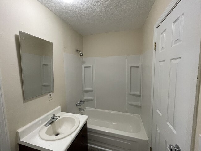 Building Photo - Town House For Rent