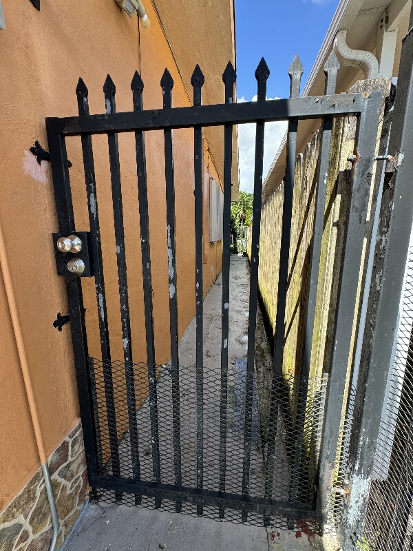 Building Photo - 117 E 18th St