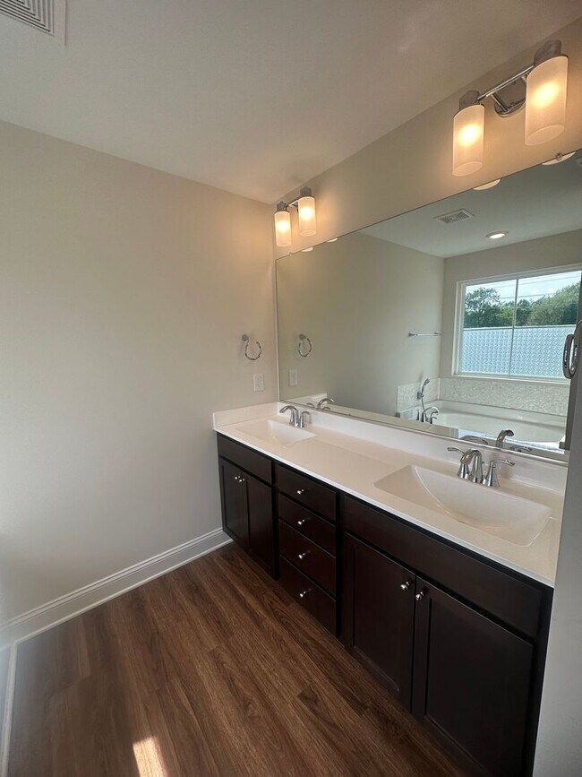 Building Photo - Spacious 4BR 3BA home in Northern Greensboro