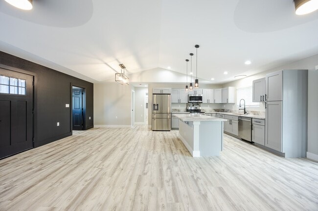 Building Photo - 3 Bedroom Unit in Keaau