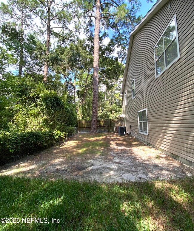 Building Photo - 86069 Pineview Dr