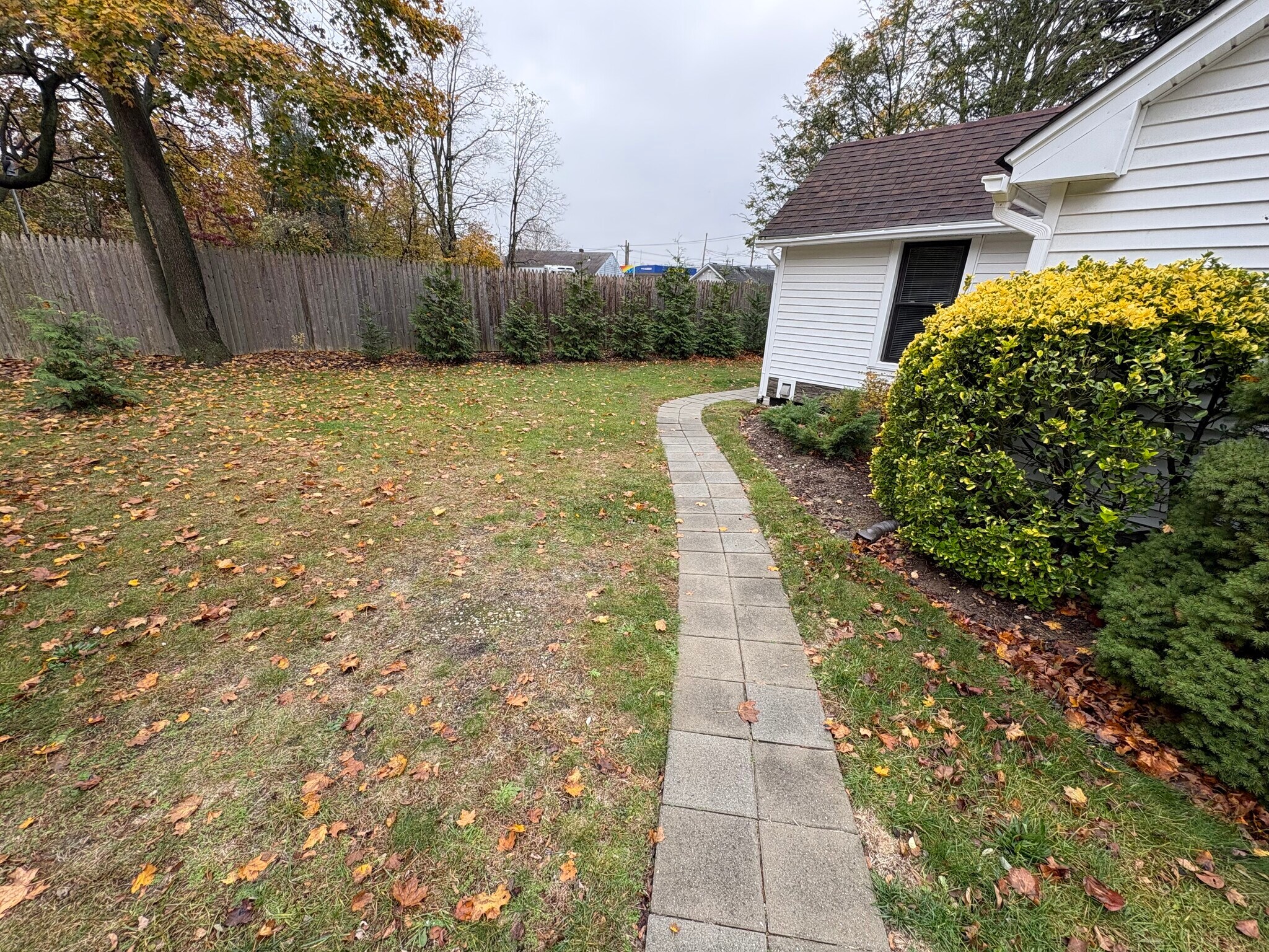 Building Photo - 1131 Smithtown Ave