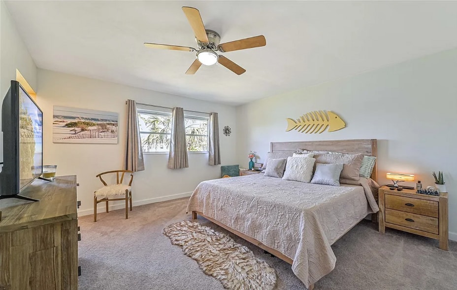 Master Bedroom w King Adjustable Bed - 4267 Island Cir