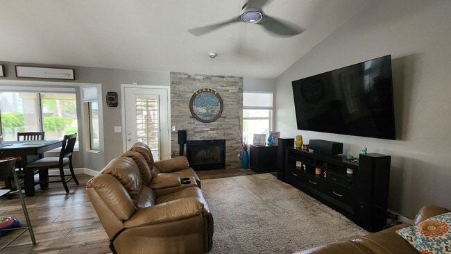 Building Photo - Spacious 3 Bedroom in the Foothills!