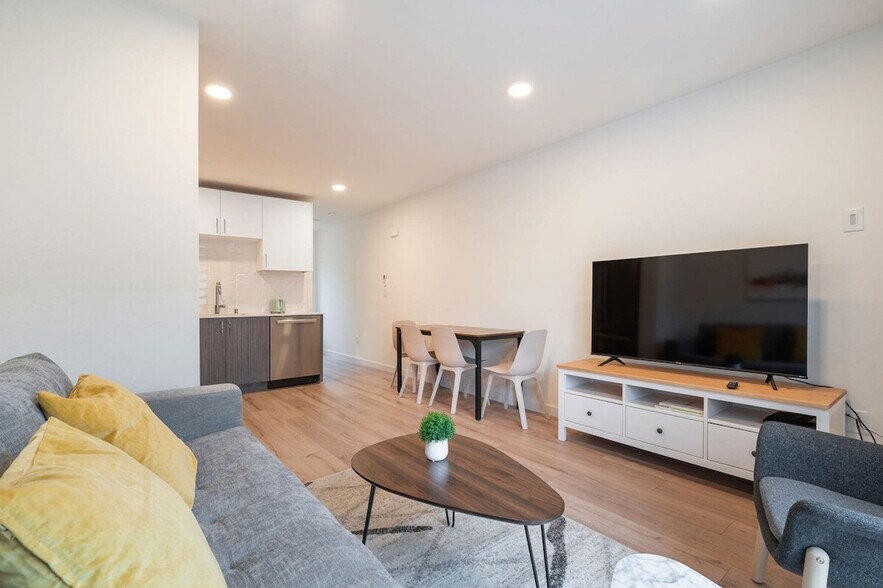 Building Photo - 4322 Winslow Pl N