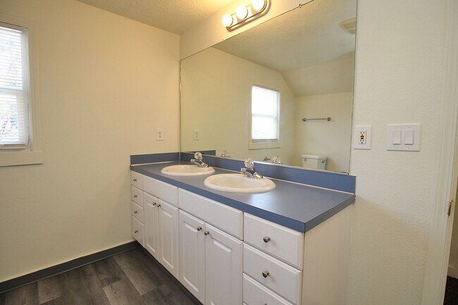 Building Photo - UNIVERSITY LIVING - Beautiful 5 Bedroom Ho...