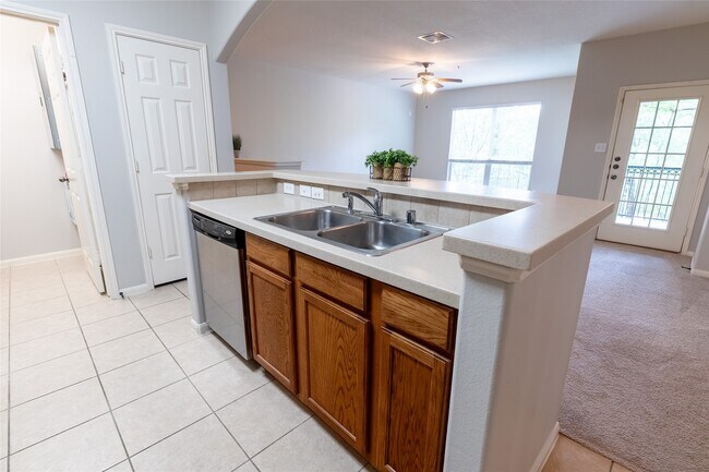 Building Photo - 6607 Lake Woodlands Dr