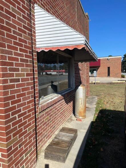 Building Photo - 100 W Green St