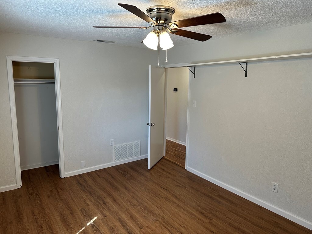 Building Photo - 2110 Glenwood Dr