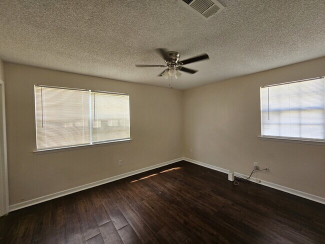 Building Photo - "$500 OFF FIRST MONTHS RENT!!  Charming 3-Bedroom Oasis with 2 Full Baths in Pensacola's Scotland...