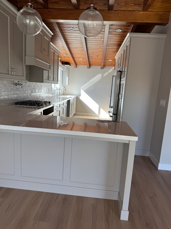 Building Photo - 150 Damar St