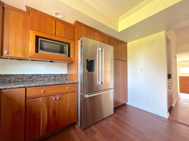 Building Photo - Spacious 3-Bedroom Condo for Rent in UTC –...
