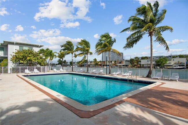 Building Photo - 7207 Bay Dr