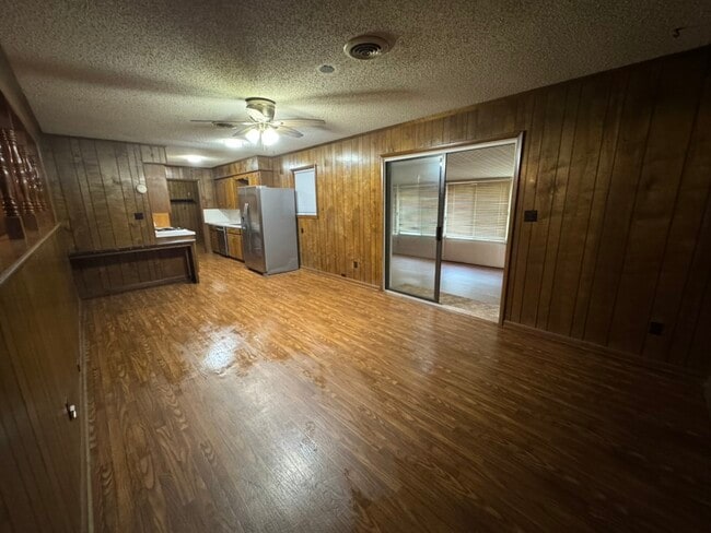 Building Photo - 605 Bayless St