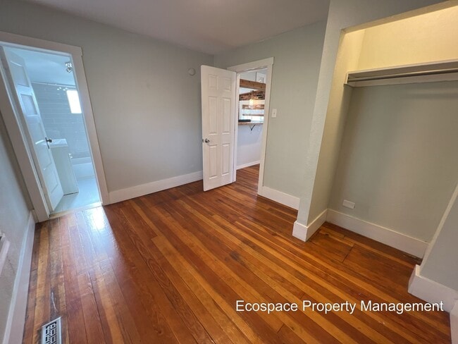 Building Photo - Cozy 2 Bed 1 Bath Bungalow in Denver's Globeville Neighborhood