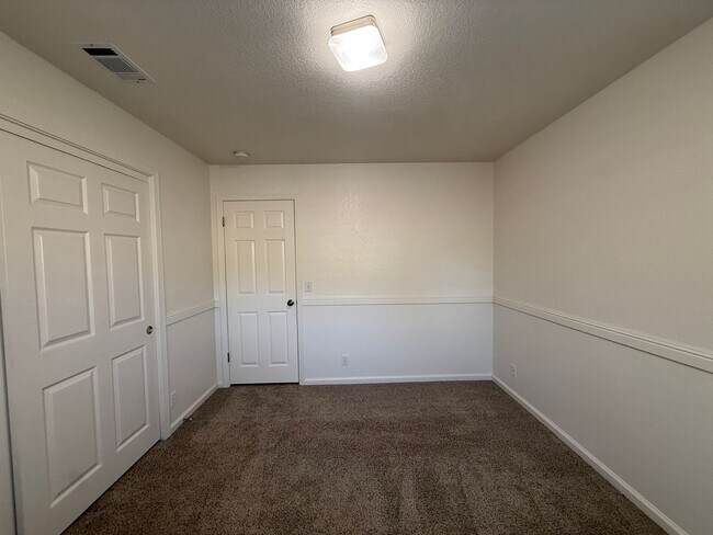 Building Photo - R71300