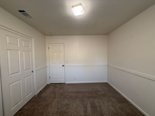 Building Photo - Rolling Hills Single Story Home Includes All Basic Utilities