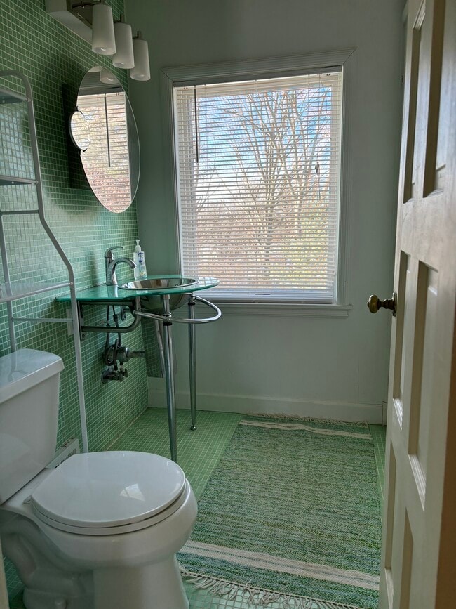 bathroom - 2nd floor - 904 S Jordan Ave