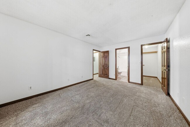 Building Photo - Beautifully Updated 2BR/2BA Downstairs Condo – Move-In Ready!