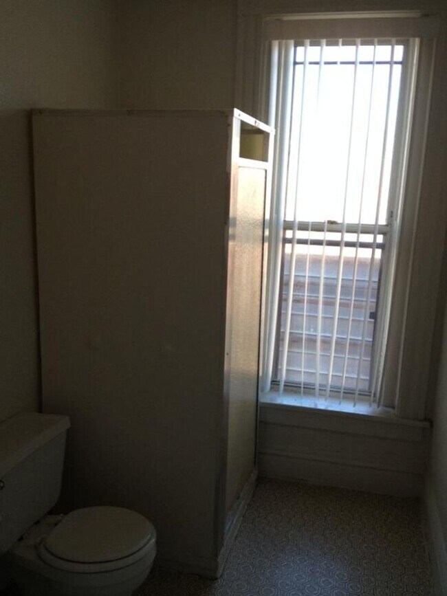 Building Photo - Small Affordable Downtown Davenport Studio