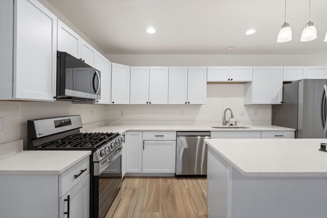 Building Photo - Newer construction! 3 bedroom 2 bath duplex near DT South Bend IN