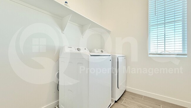 Building Photo - 145 E Mint Ln